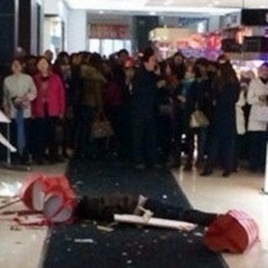 Gambar Bunuh Diri seorang lelaki terjun dari pasaraya.jpg