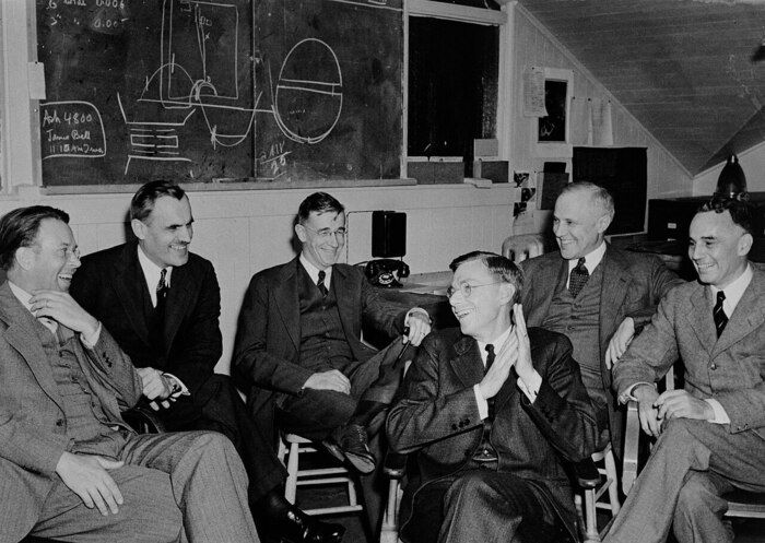 Lawrence_Compton_Bush_Conant_Compton_Loomis_83d40m_March_1940_meeting_UCB.JPG